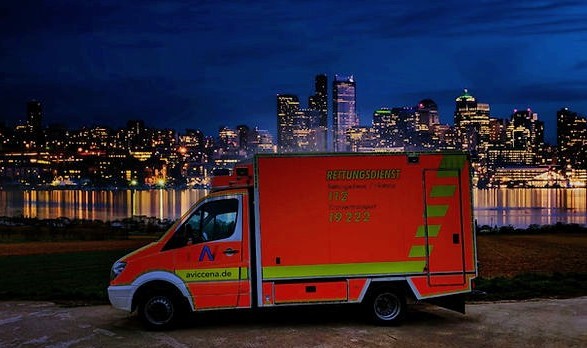 Aviccena Rettungswagen vor nächtlicher Skyline