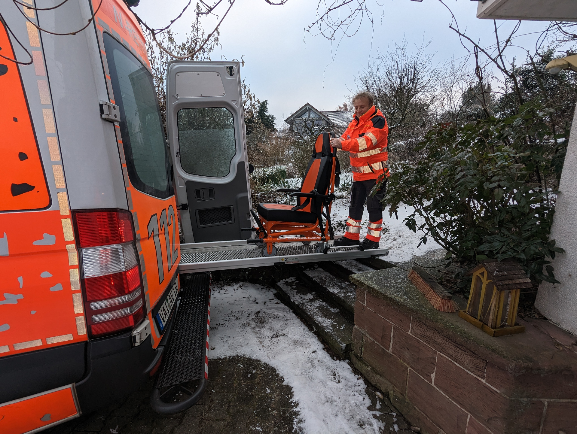 Krankentransport — Tragestuhl im Innenraum